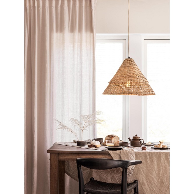 Rattanowa lampa stożek Pune naturalna 50cm nad stołem